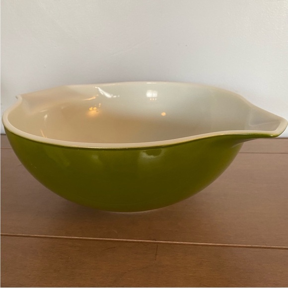 Green and White Pyrex 4 Quart Mixing Bowl - Picture 1 of 5